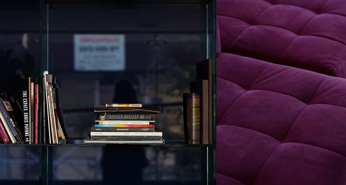 Books for borrowing and a cozy couch in the lobby. Photograph by William Hereford